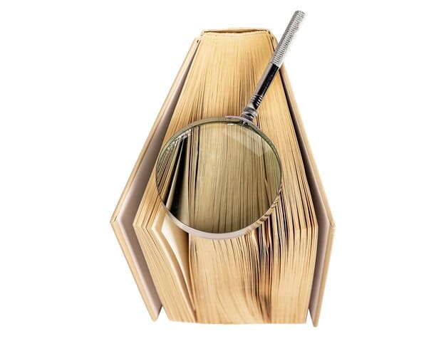 A magnifying glass hovering over two piles of books. One pile is small with a 3.5-star rating, while the other is significantly larger with a 4.0-star rating and a thriving sales chart, symbolizing increased discoverability and success.